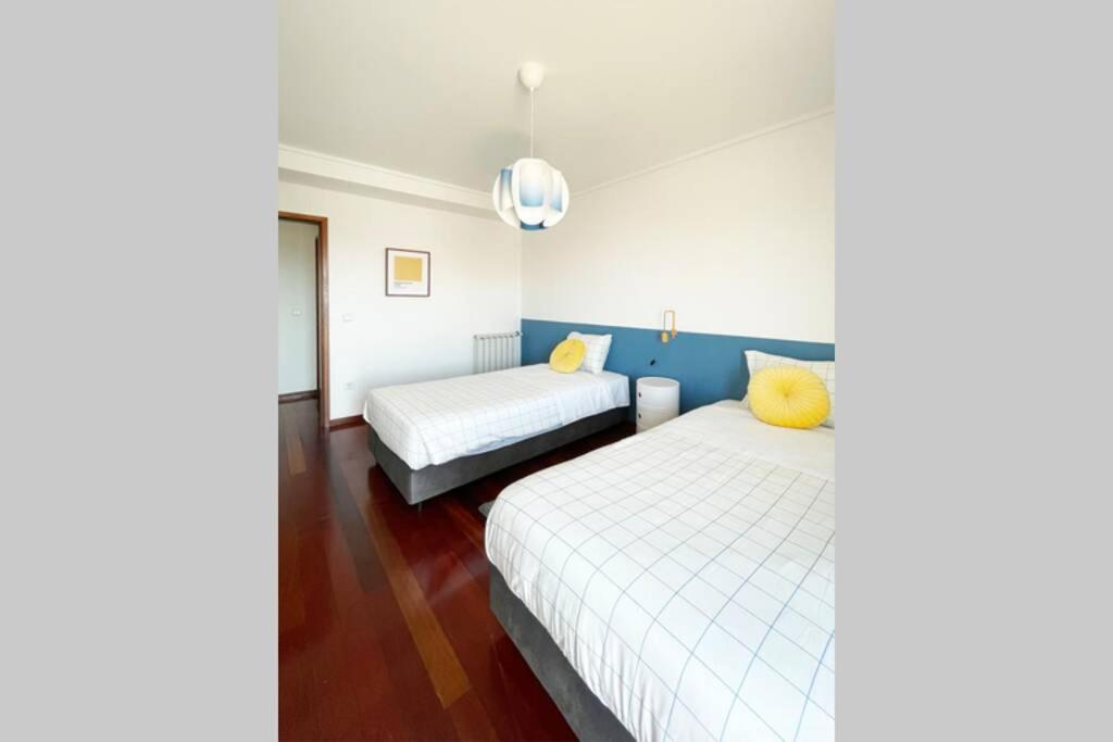 Yellow House Aveiro Smart Tv And Garage Buitenkant foto