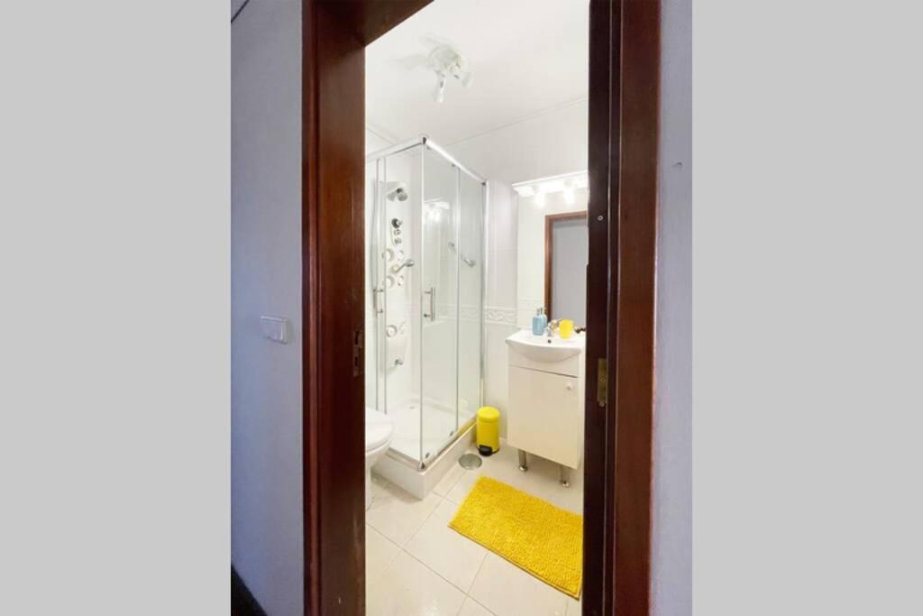 Yellow House Aveiro Smart Tv And Garage Buitenkant foto